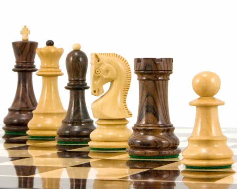 PrimoGames Pièces D’échecs En Bois Staunton – Hauteur Roi 79 Mm – Finition Feutre, Cavalier Sculpté Main – Lot De 32 Pièces – Marron Et Beige – Pour Plateau 45-50 Mm