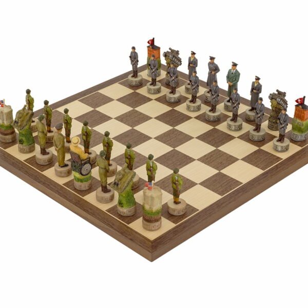 Ensemble Jeu d'Echecs Hitler contre Roosevelt et Echiquier en Bois de Noyer et d'Erable