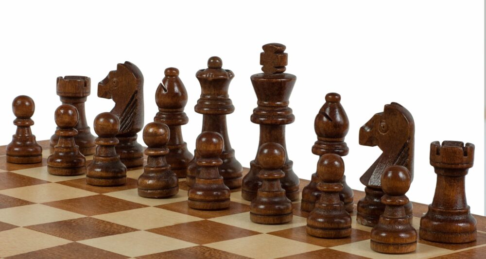 Échecs Magnétiques en Acajou et Érable - Ensemble de Voyage Compact avec Plateau Intégré et Pièces Staunton