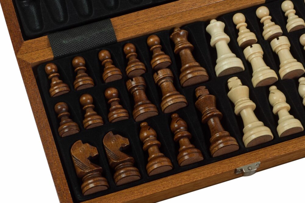 Échecs Magnétiques en Acajou et Érable - Ensemble de Voyage Compact avec Plateau Intégré et Pièces Staunton