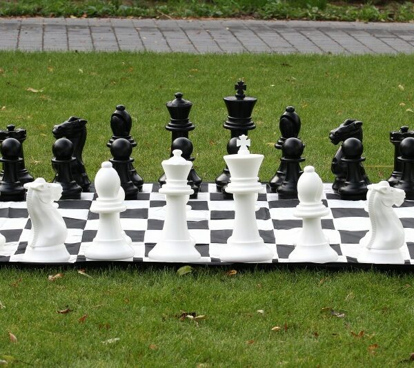 Jeu d'Échecs de Jardin avec Pièces en PVC Résistant et Échiquier en Nylon 170 cm - Idéal pour l’Extérieur