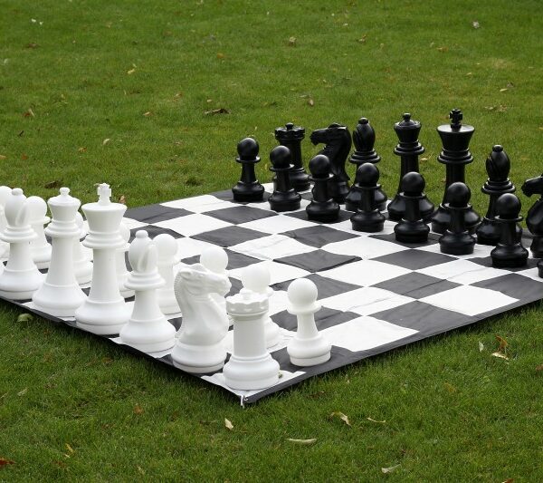 Jeu d'Échecs de Jardin avec Pièces en PVC Résistant et Échiquier en Nylon 170 cm - Idéal pour l’Extérieur