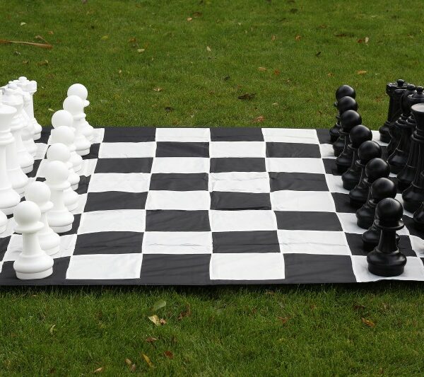 Jeu d'Échecs de Jardin avec Pièces en PVC Résistant et Échiquier en Nylon 170 cm - Idéal pour l’Extérieur