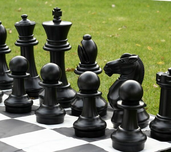 Jeu d'Échecs de Jardin avec Pièces en PVC Résistant et Échiquier en Nylon 170 cm - Idéal pour l’Extérieur