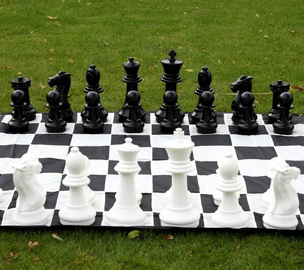 Jeu d'Échecs de Jardin avec Pièces en PVC Résistant et Échiquier en Nylon 170 cm - Idéal pour l’Extérieur
